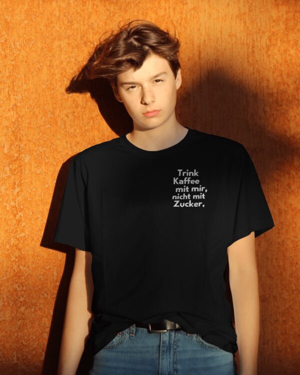 trink kaffee white young male with black t-shirt