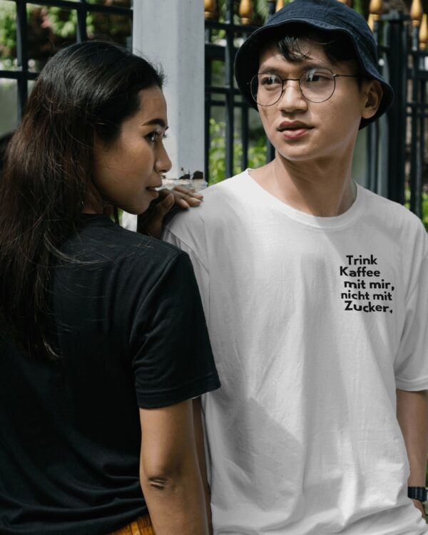 trink kaffee asian couple with black and white t-shirts